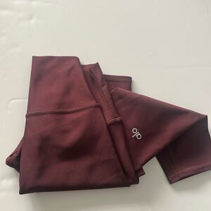 Alo Yoga leggings size small  burgundy color